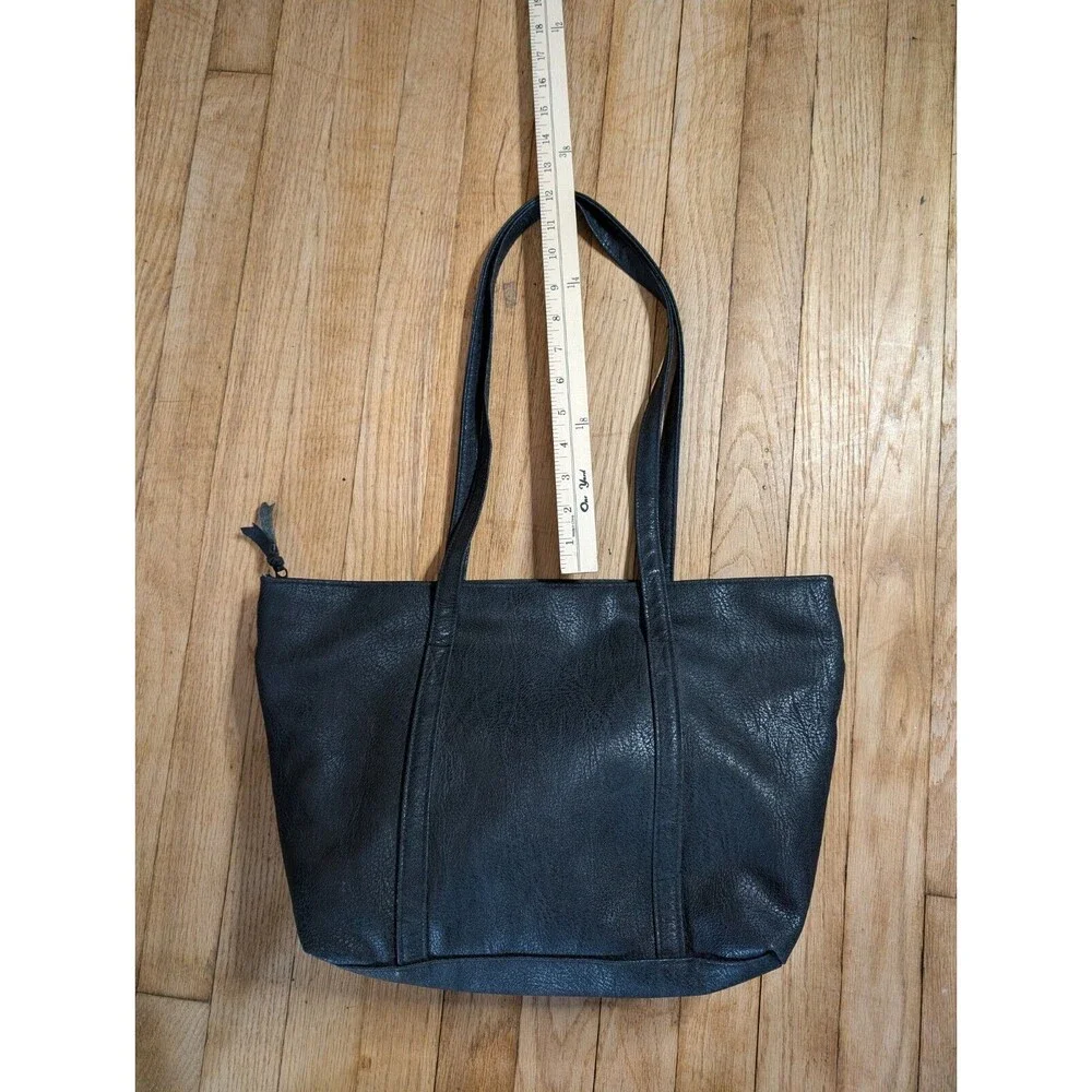 LaTique Black Faux Leather Marbled Shoulder Bag Tote Black‎ Hardware Black Strap